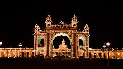 The celebrations begin at the Sri Chamundeshwari Temple atop Chamundi Hills, where prayers and rituals honour the presiding deity.
