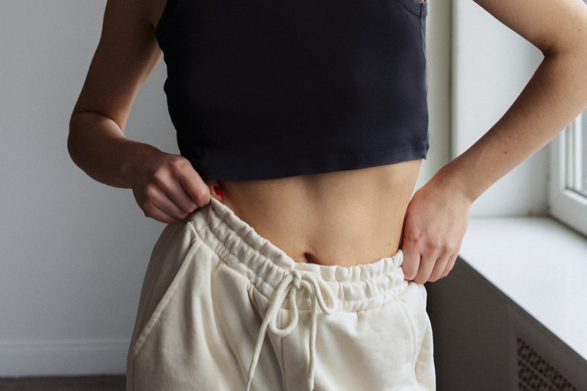 Forget Dress To Impress: The 'Sweatpants' Dating Theory Wants You To Show Up As Yourself