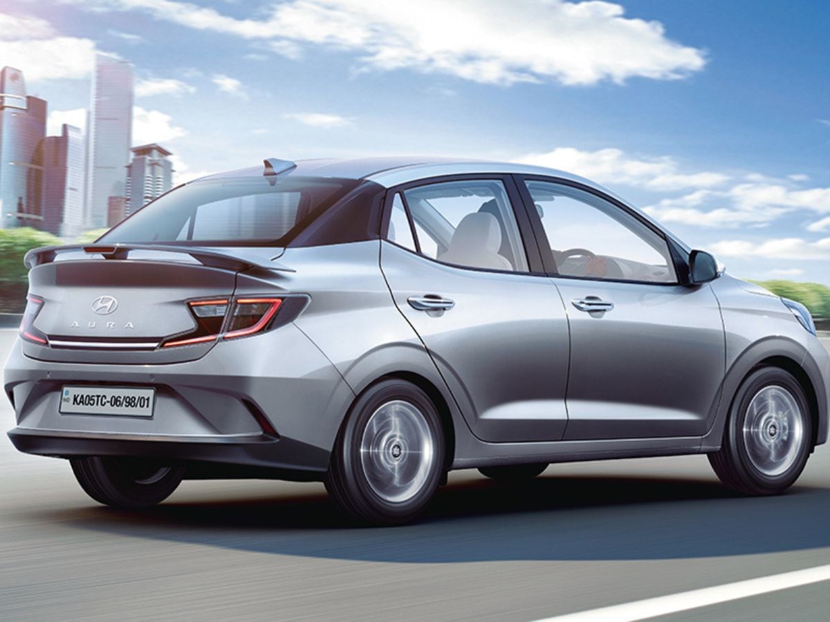 Hyundai Aura: ਇਸਨੇ ਸਤੰਬਰ 2026 ਵਿਚ 12.64% ਦੀ ਸ਼ਾਨਦਾਰ ਮਹੀਨਾਵਾਰ ਵਾਧਾ ਦਰਜ ਕੀਤਾ ਅਤੇ 7,530 ਯੂਨਿਟਾਂ ਦੀ ਵਿਕਰੀ ਨਾਲ ਦੂਜਾ ਸਥਾਨ ਹਾਸਲ ਕੀਤਾ। ਲਗਭਗ ₹6.49 ਲੱਖ ਤੋਂ ₹9.05 ਲੱਖ ਦੀ ਰੇਂਜ ਵਾਲੀ ਇਸ ਕਾਰ ਦਾ ਮਸਕੁਲਰ ਫ੍ਰੰਟ ਗ੍ਰਿਲ ਅਤੇ LED DRL ਇਸਨੂੰ ਮਾਡਰਨ ਲੁੱਕ ਦਿੰਦੇ ਹਨ। ਅੰਦਰ 8-ਇੰਚ ਇਨਫੋਟੇਨਮੈਂਟ, ਟਾਈਪ-ਸੀ ਪੋਰਟ ਅਤੇ ਕਰੂਜ਼ ਕੰਟਰੋਲ ਮਿਲਦੇ ਹਨ। 6 ਏਅਰਬੈਗ ਨਾਲ ਸੁਰੱਖਿਅਤ ਇਸ ਕਾਰ ਦਾ 1.2-ਲੀਟਰ ਪੈਟਰੋਲ ਇੰਜਣ ਲਗਭਗ 20-21 ਕਿਮੀ/ਲੀਟਰ (CNG ਵਿਚ 28+ ਕਿਮੀ/ਕਿਗਾ) ਦਾ ਮਾਈਲੇਜ ਕੱਢਦਾ ਹੈ।