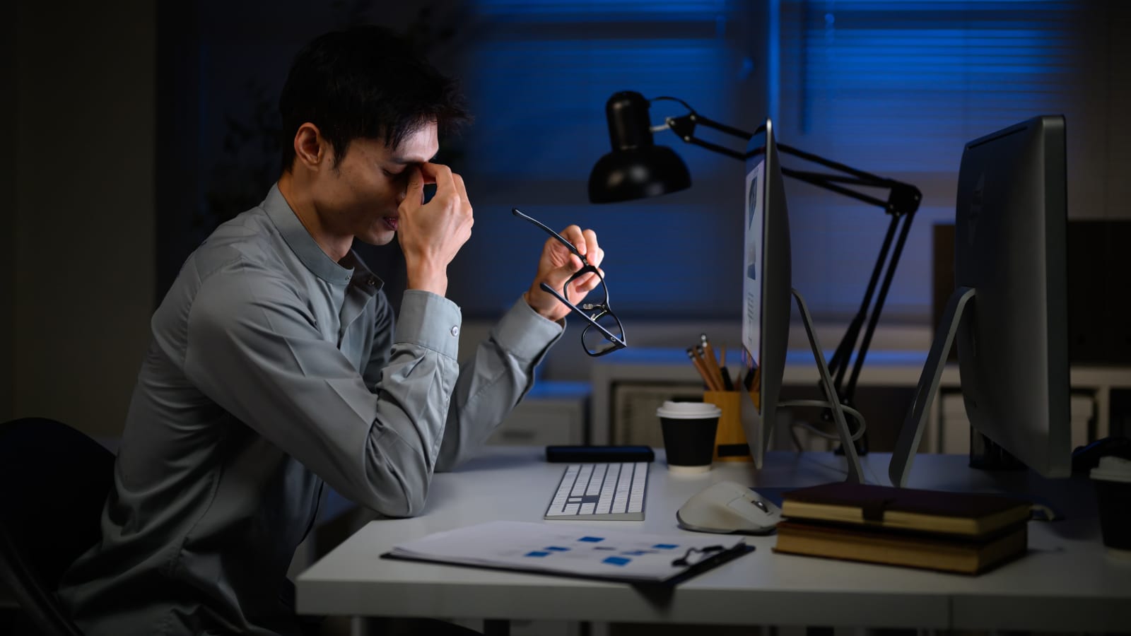 Working At 100% Brightness? Ophthalmologist Explains How Your Laptop ...