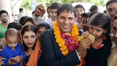 Rio gold medallist Paralympian Devendra Jhajharia with his family members in Jaipur (Picture credit: PTI)