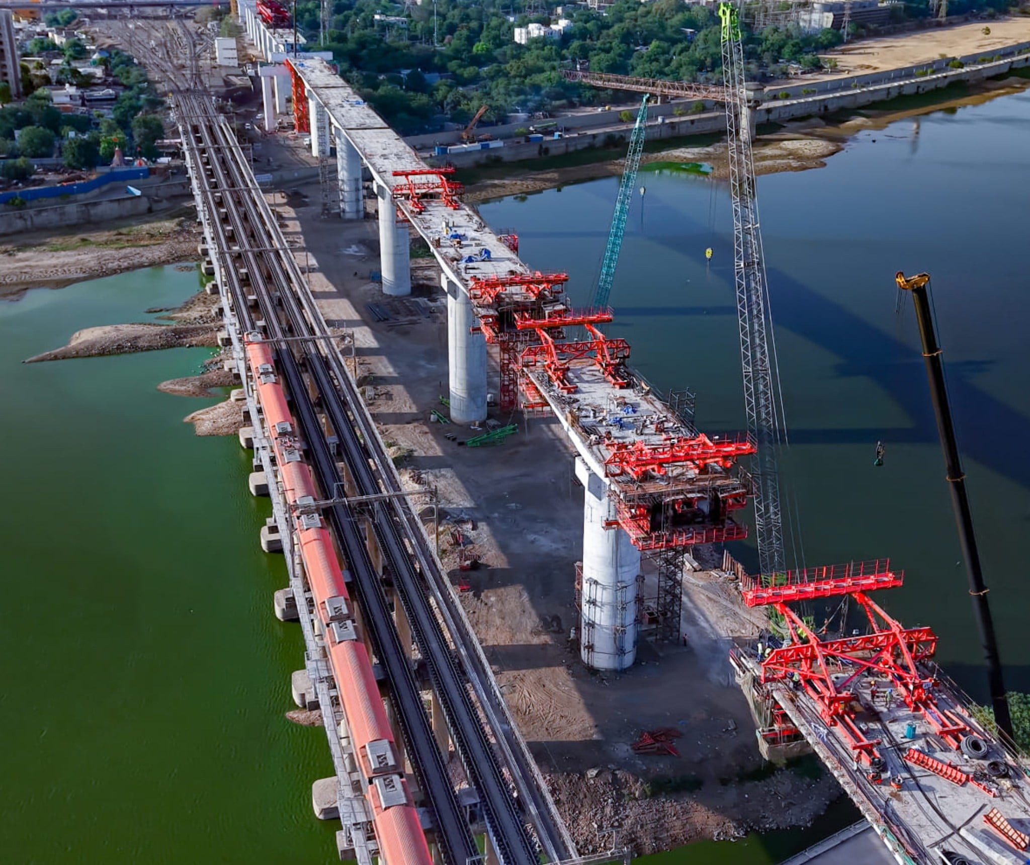  It Was Built Using A Specialised Construction TechniqueThe bridge was constructed using the Balanced Cantilever Method, a technique used for building long-span bridges over rivers and other challenging locations. Under this method, concrete segments are erected progressively from the piers and joined using post-tensioning. Construction proceeds in a balanced manner on either side of each pier, allowing the deck to extend outwards without relying on conventional scaffolding beneath it.