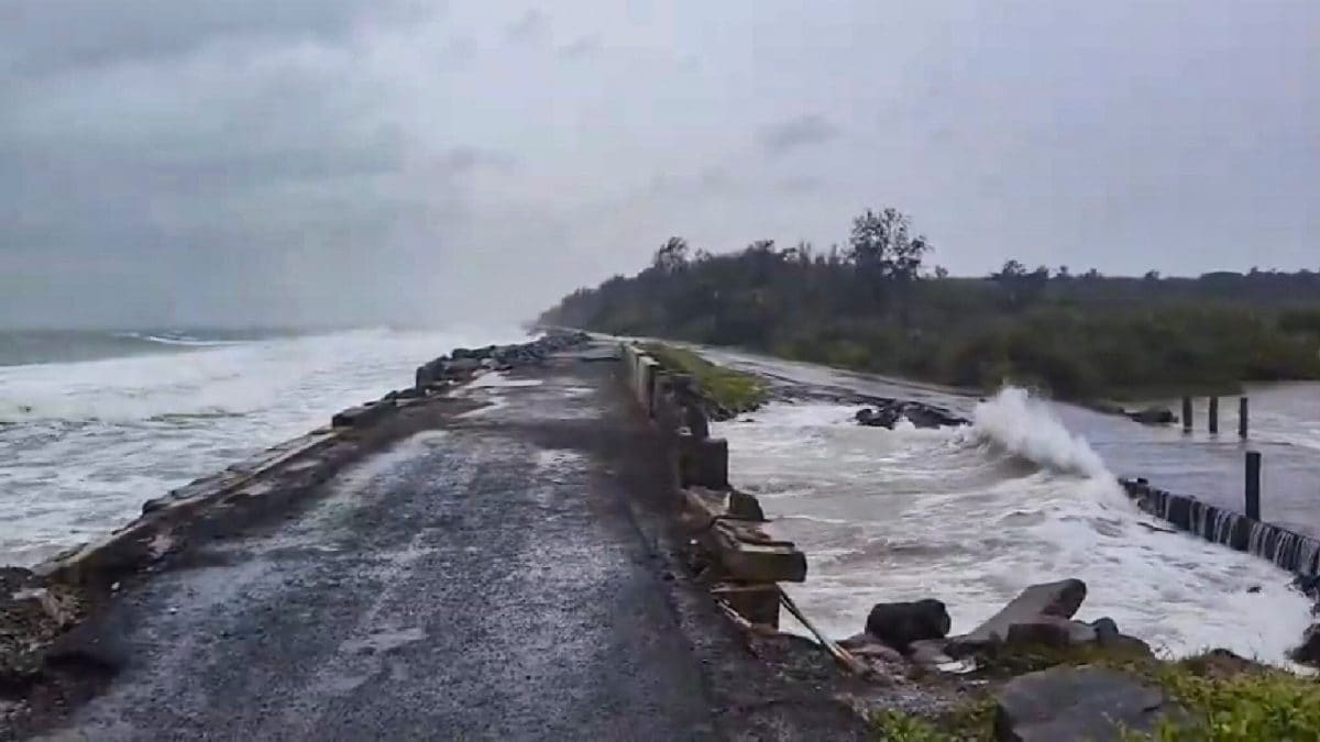 Cyclone Arnab Nears Andhra, 4 States On Alert Ahead Of Landfall; Landslide Warning Issued