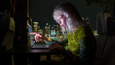 Apple Touchscreen MacBook Pro Launched, Brings Back Glowing Logo After ...
