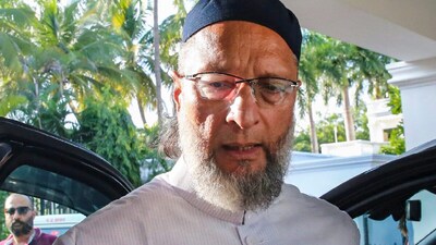 Owaisi challenges Akhilesh Yadav to contest from Gorakhpur and Yogi Adityanath from Sambhal, while accusing the Samajwadi Party of failing Muslim voters. (IMAGE: PTI)