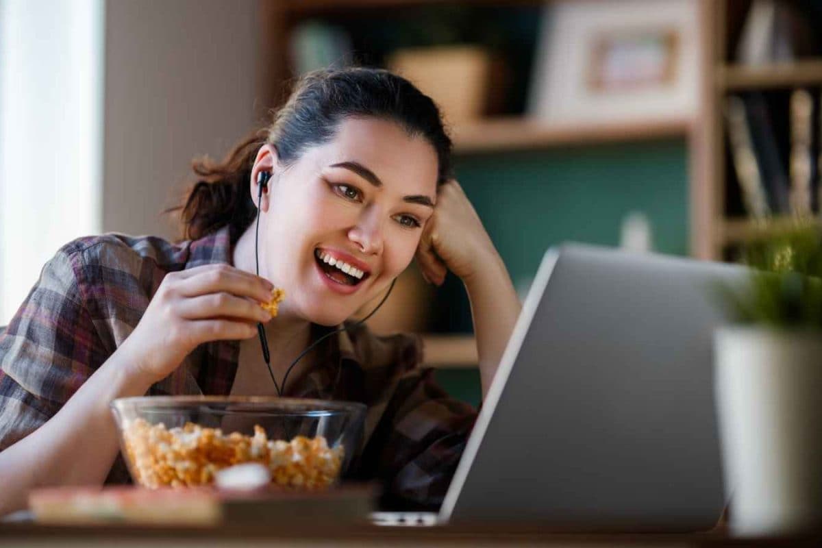 Eating While Watching TV? Why Your Stomach Is Paying A Heavy Price