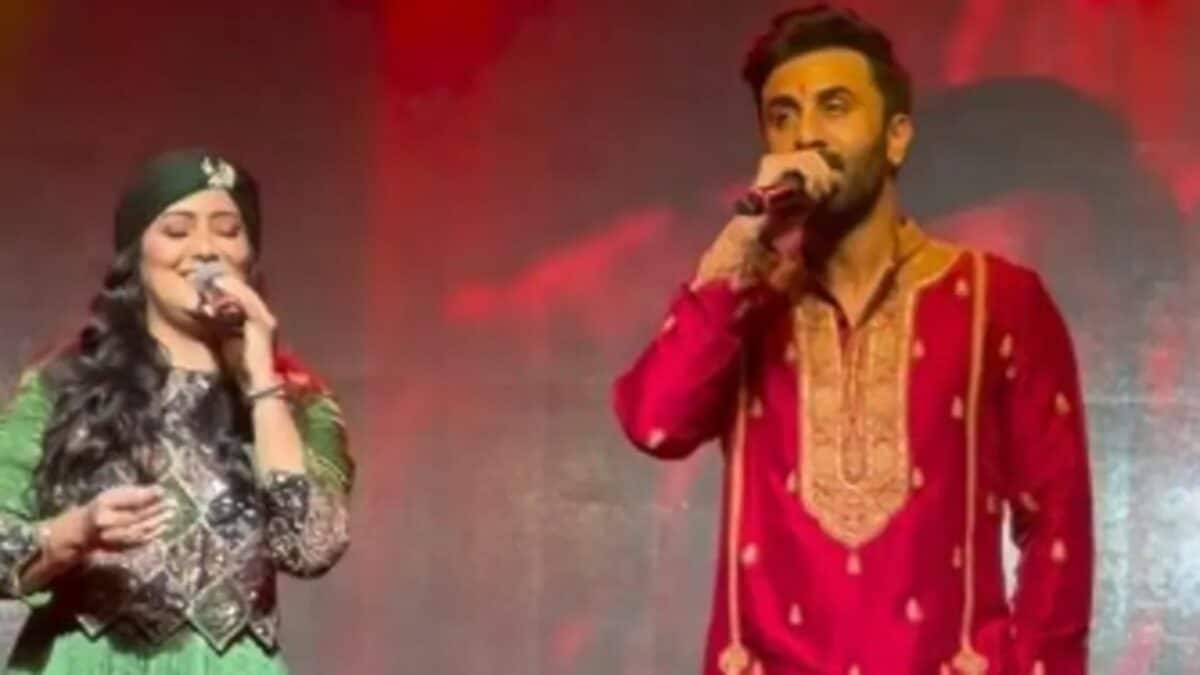 Ranbir Kapoor Sings Kabira At Mumbai Durga Puja Pandal, YJHD Fans Can't Keep Calm