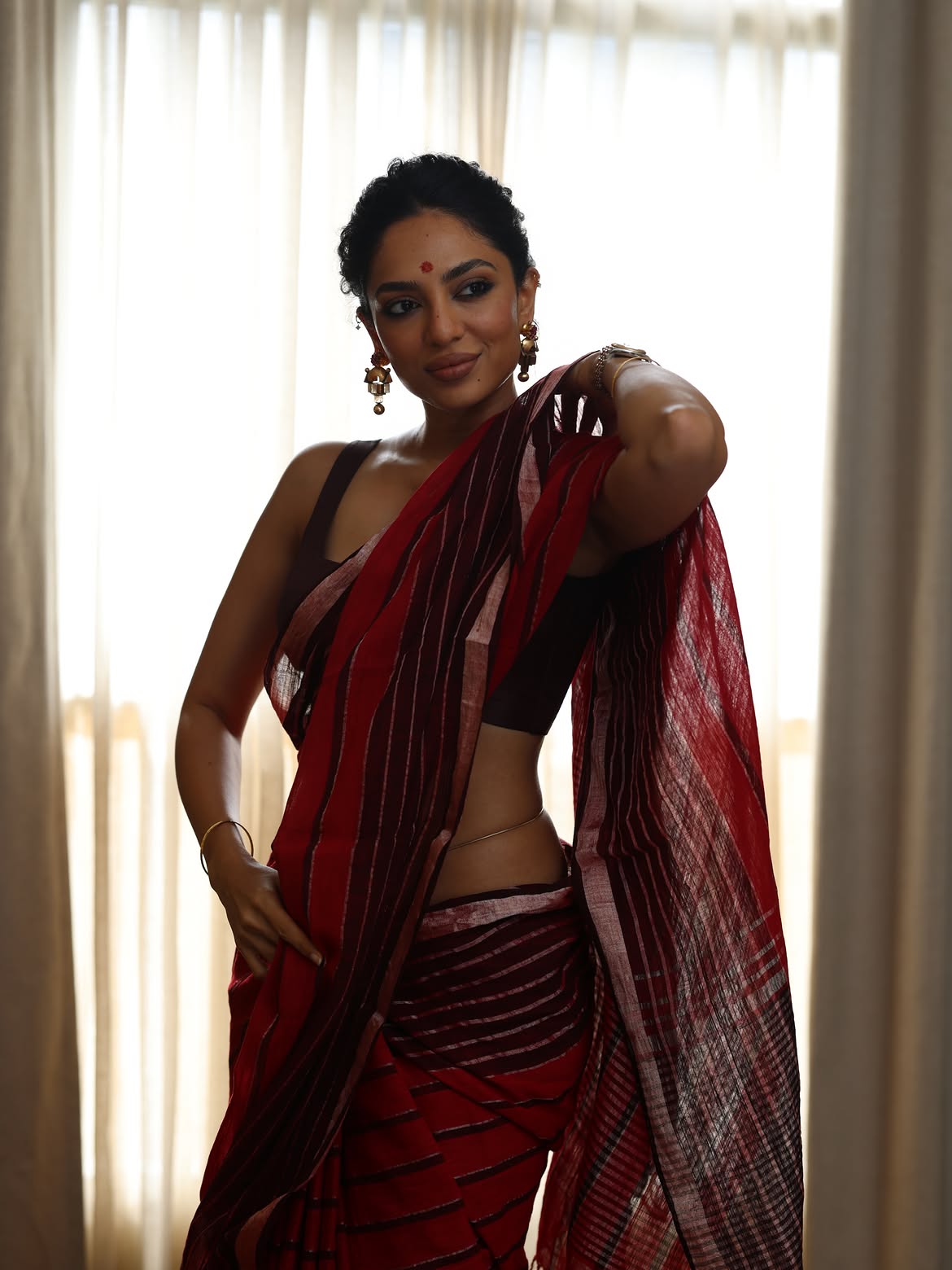 Sobhita Dhulipala: She embraced Tamil heritage in a striking red khadi saree, marked by subtle linear detailing in deeper maroon and earthly tones. She paired the saree with a deep brown, almost chocolate-toned sleeveless blouse, creating a striking contrast against the red drape. (Image: Instagram/@sobhitad) Sobhita Dhulipala: She embraced Tamil heritage in a striking red khadi saree, marked by subtle linear detailing in deeper maroon and earthly tones. She paired the saree with a deep brown, almost chocolate-toned sleeveless blouse, creating a striking contrast against the red drape. (Image: Instagram/@sobhitad)