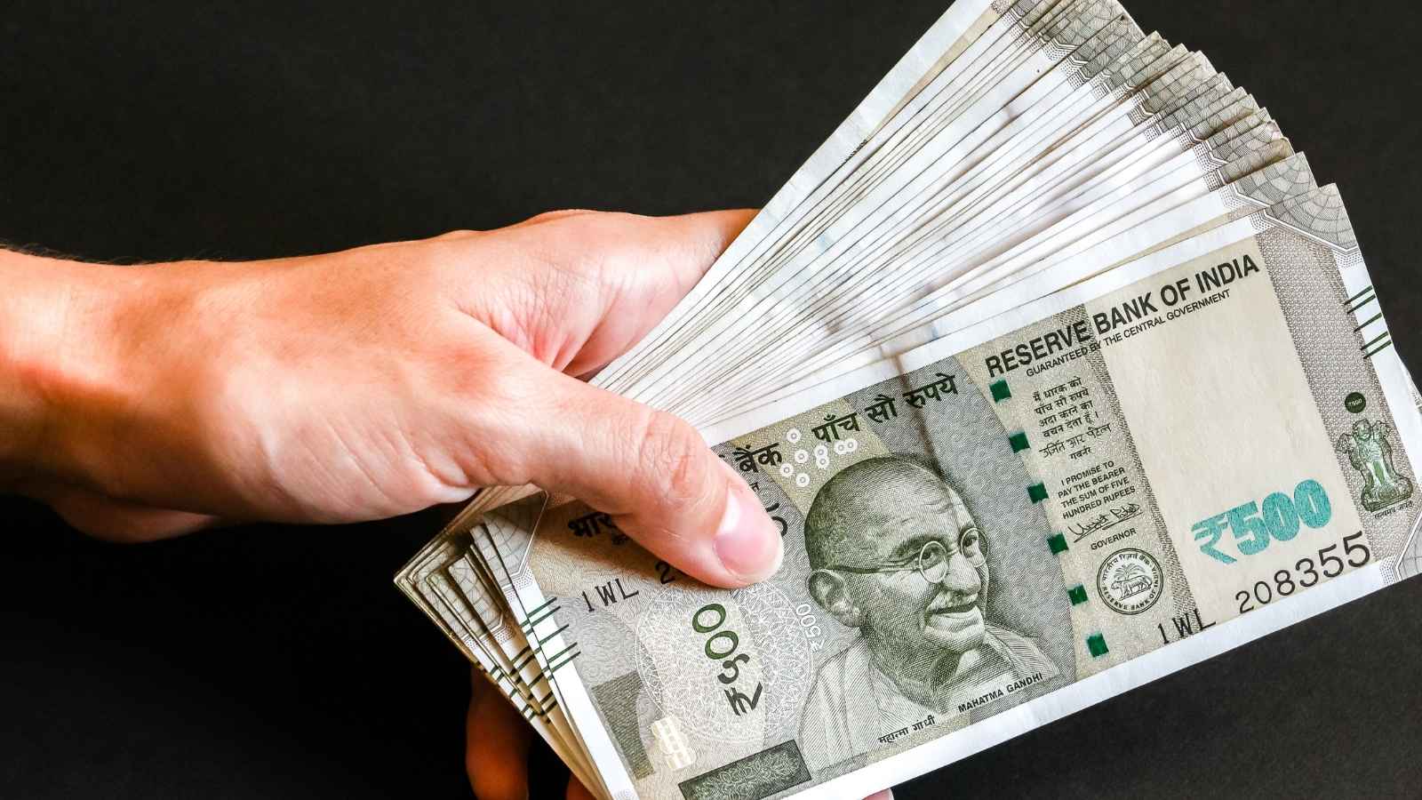 Assuming an annual interest rate of 6.7 percent, depositing 6,000 rupees every month for five years results in a total principal investment of 3,60,000 rupees. Over 60 months, this earns roughly 68,000 rupees in interest, pushing your total maturity value to approximately 4,28,000 rupees. 