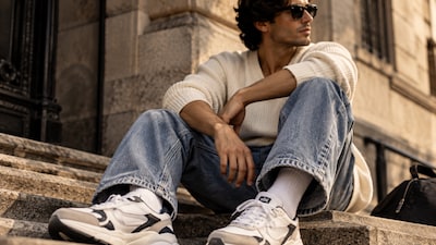Big soles, relaxed denim and a little ’90s nostalgia—the street-style formula that never loses its cool.