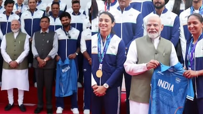 Indian men's and women's cricket teams with PM Narendra Modi.(Screengrab)