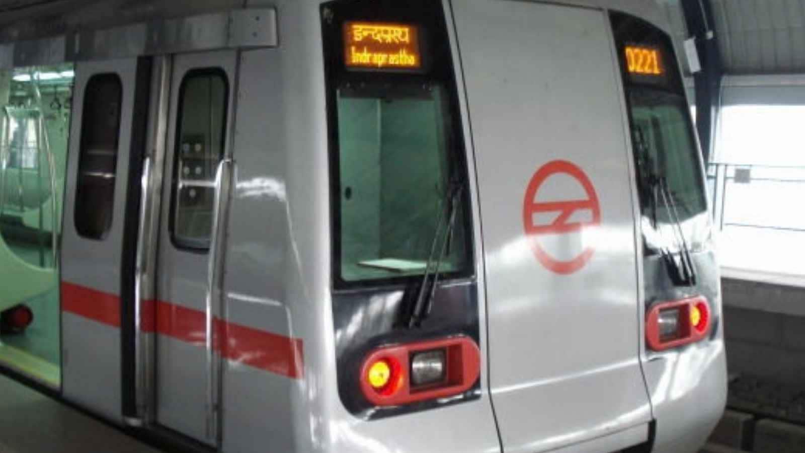 Metro smart cards do not require PIN passwords or personalized names, allowing anyone holding the card to travel freely. If lost or stolen, report it immediately at customer care to block the card and restrict unauthorized usage.