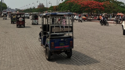 An office peon suggested the man to buy e-rickshaw and hire a driver (Image: Pexels)