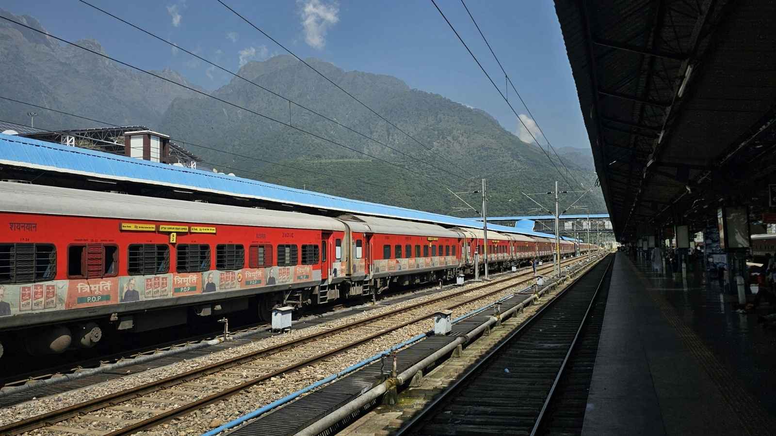 Continuing north toward the Himalayas, the special train halts at Pathankot Cantt, Martyr Captain Sunil Kumar Choudhary Kathua station, Jammu Tawi, and Martyr Captain Tushar Mahajan station in Udhampur before reaching its final destination at Katra.