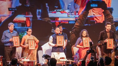 Odisha CM Mohan Charan Majhi (center) and Kapil Dev (left).