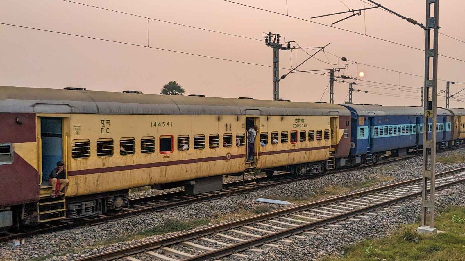 Designed to accommodate diverse budgets, the festival special train features a balanced mix of Air-Conditioned (AC) and Sleeper Class coaches. The reserved seating and sleeping arrangements ensure a smooth, comfortable journey for families and solo travelers.