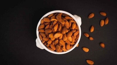 Soaked or Unpeeled? Expert Advice on Eating Almonds This Winter (Image: Canva)