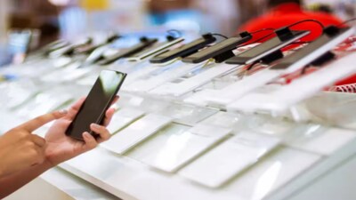 Phones that have been on the market for several months can receive discounts, exchange bonuses or bank offers during the festive sales.