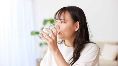 Why Drinking Lukewarm Water First Thing in the Morning Boosts Health (Image: Canva)