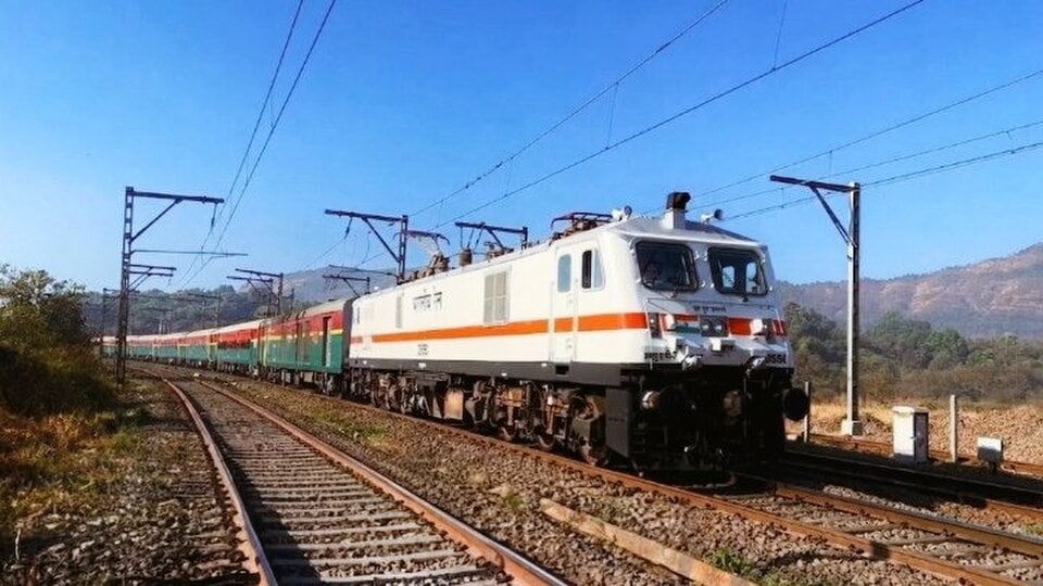 The Deccan Queen has also been associated with the electrification of the Mumbai-Pune route. In its early years, the service operated with electric locomotives as the railway network around Mumbai was being electrified. This helped establish it as a fast and modern train for its time.