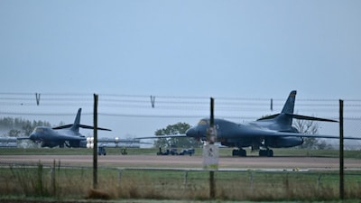US Air Force bombers sit on the tarmac at RAF Fairford base in Fairford, south-west England. (AFP photo)