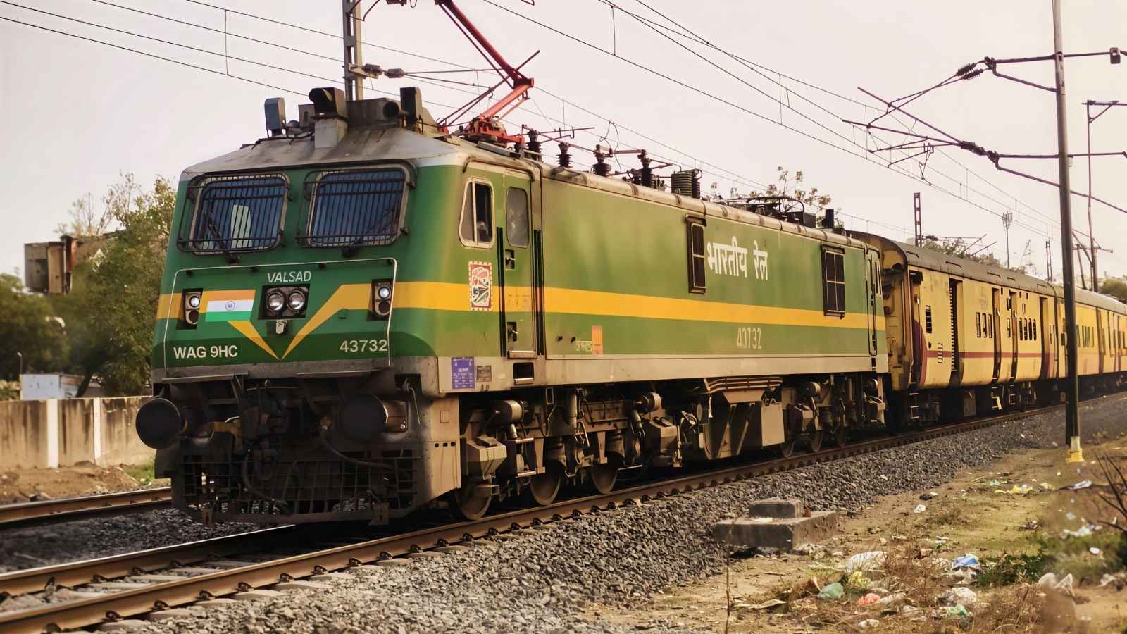 Trains departing between 5:01 AM and 2:00 PM usually have their first chart prepared around 8:00 PM the previous night. For trains scheduled between 2:01 PM and 5:00 AM, charts are finalized at least 10 hours prior to departure, allowing ample time for live availability checks.