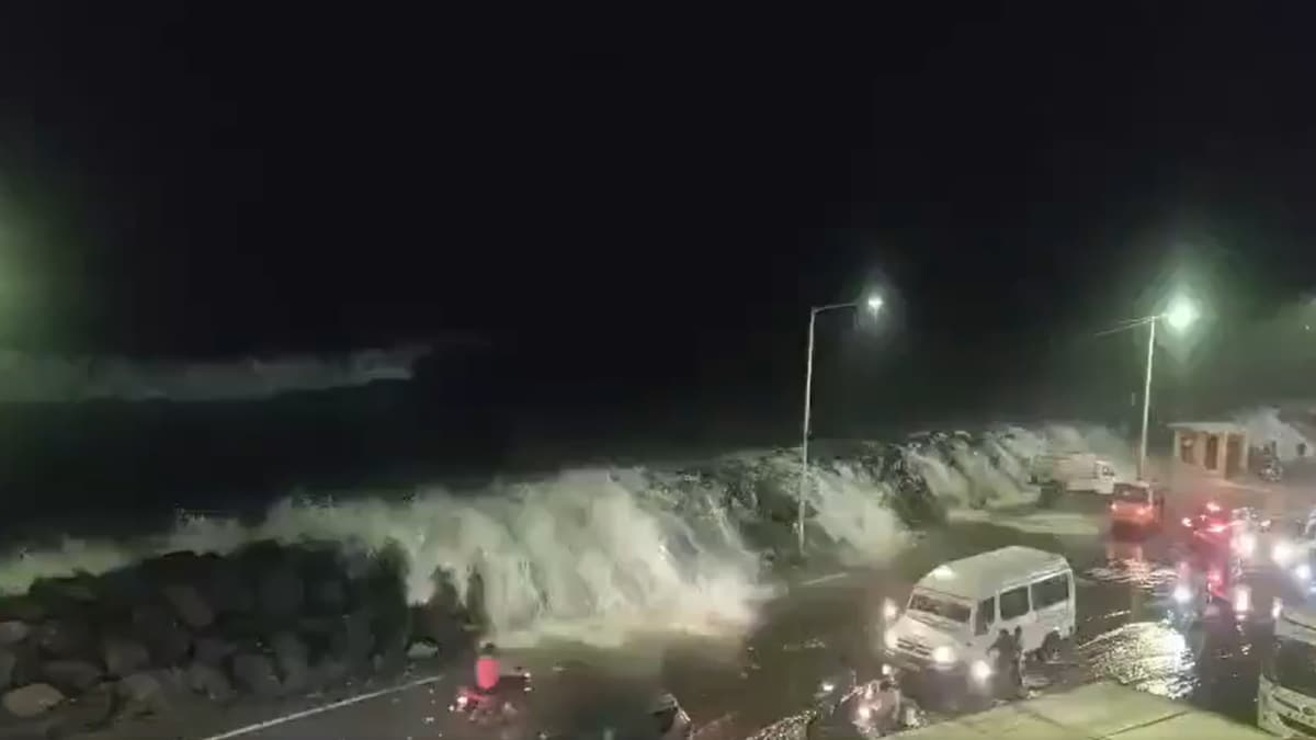 Heavy Rains Lash Andhra Pradesh, Odisha As Cyclone Arnab Landfall Continues | Video