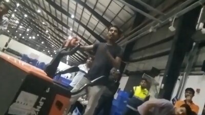 A Zomato shift manager has landed in controversy after he was filmed telling Kannada-speaking employees to learn Hindi or leave their jobs (Image-X/@ajavgal)