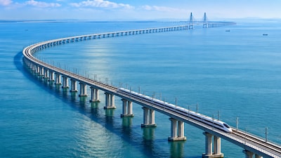 Bridges are often built to connect places separated by rivers, valleys, mountains and seas. But one structure in China stands apart because of its extraordinary length. The Danyang-Kunshan Grand Bridge, stretching for about 164 kilometres (102 miles), holds the Guinness World Records title for the world’s longest bridge.