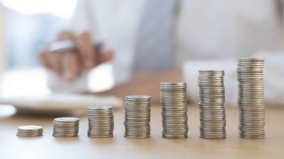 Stop Living Paycheck to Paycheck (Image: Canva)
