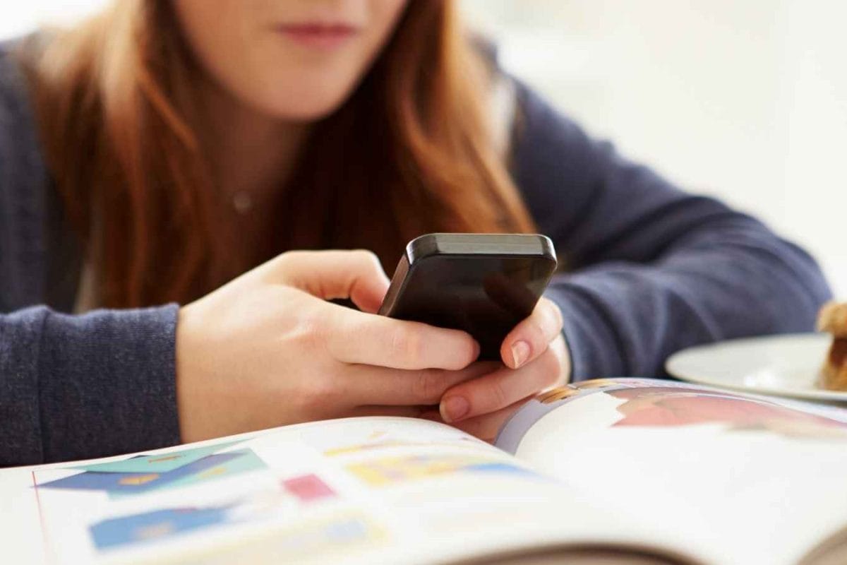 Hooked On Your Phone While Studying? Try These 6 Game-Changing Focus Hacks