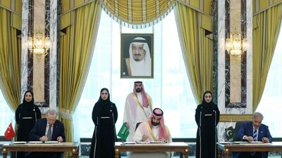 Turkish President Tayyip Erdogan, Saudi Crown Prince Mohammed bin Salman and Pakistan's Prime Minister Shehbaz Sharif sign the joint defence agreement in Mecca, Saudi Arabia. File pic/Reuters