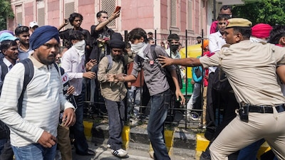 When police perimeters closed in on one location, pre-arranged fallback coordinates were broadcast instantly via encrypted relay networks, allowing crowds to disperse and re-form miles away before authorities could reposition. Image/PTI