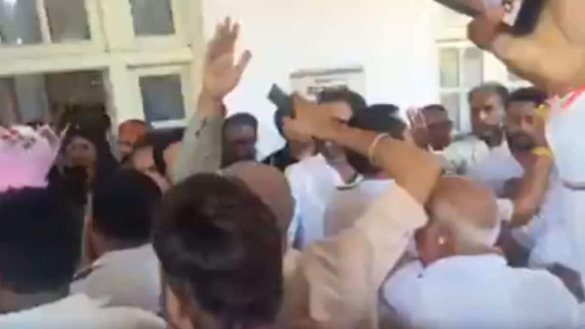லக்னோ காங்கிரஸ் அலுவலகத்தில் கைகலப்பு