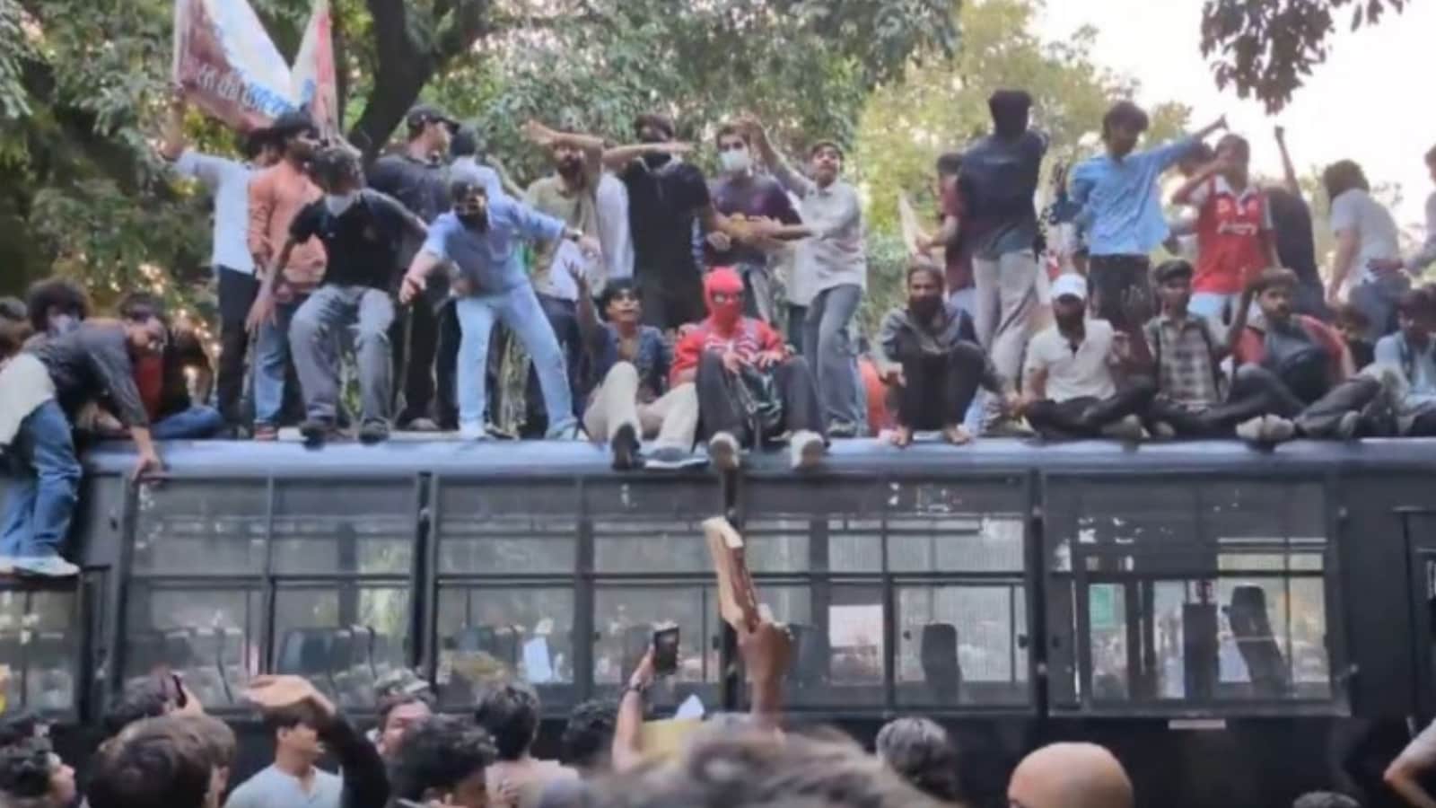 ID Cards, First-Aid Kits, Escape Routes: Press Council's Guidelines For Journalists Covering Protests
