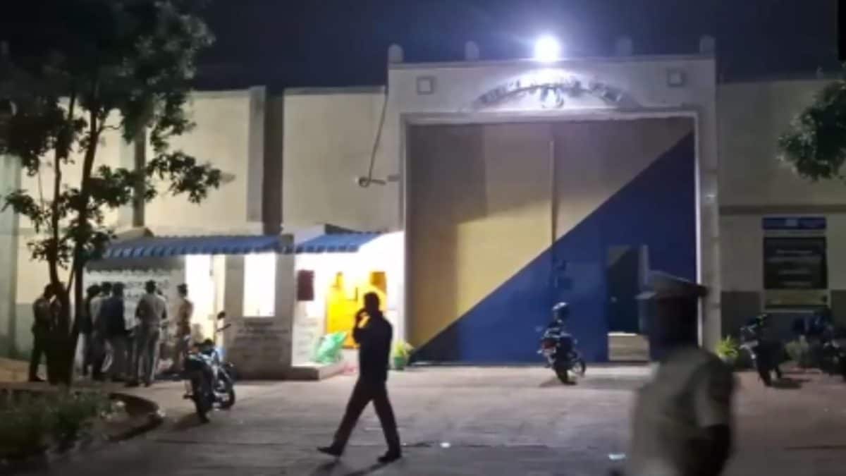 Tamil Nadu Jailbreak: 17 Inmates Escape After Assaulting Guard, 1 Caught; Manhunt Launched
