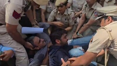 The Delhi Police detained more than 500 protesters, including AAP leaders Saurabh Bharadwaj, Sanjeev Jha, Anurag Dhanda, Atishi and Sanjay Singh during a protest against the CEC at Jantar Mantar. (Photo: PTI)