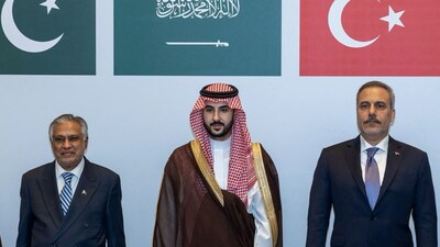 (L to R): Pakistan’s Deputy Prime Minister and Minister for Foreign Affairs Ishaq Dar, Saudi Defence Minister Prince Khalid bin Salman Al Saud and Turkish Foreign Minister Hakan Fidan.