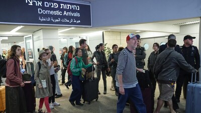 Passengers from an earlier diverted flydubai flight are seen after landing at Israel's Ben Gurion Airport in Lod on September 30. (AFP photo)