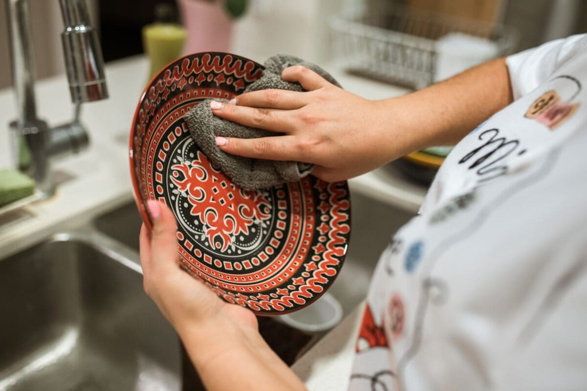 Tired Of Washing Utensils, Change Bedsheets At Airbnb? New Rules Say Hosts Can't Force You