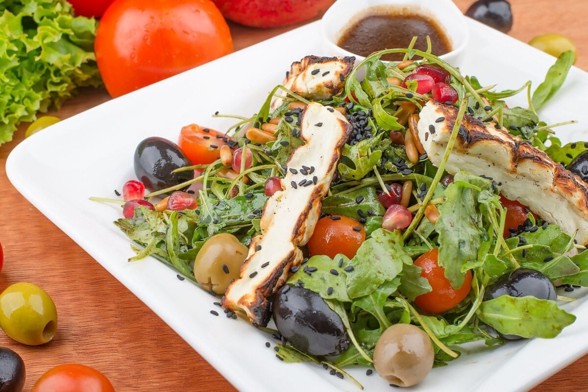 Want To Eat Healthy In The Midst Of Festive Food Binge? This Mediterranean Salad Will Be A Go-to