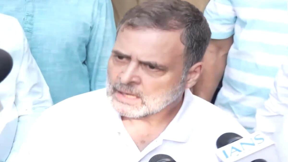தேர்தல் ஆணையர் ராஜினாமா கோரி எதிர்க்கட்சி போராட்டம்
