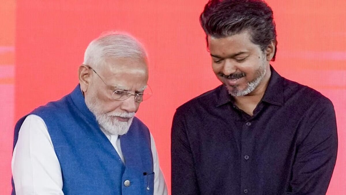 திருவள்ளுவரை காவி நிறமாக்க முயற்சி: தவெக கண்டனம்