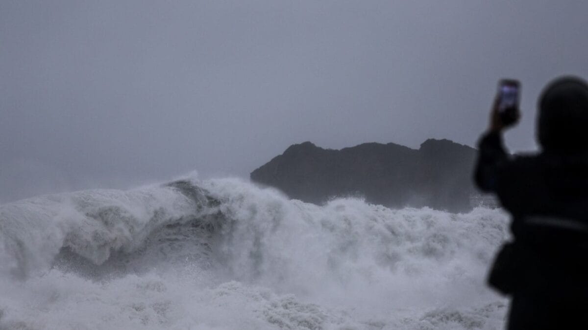 Typhoon Champi: Taiwan Braces For Powerful Winds And Heavy Rain As Storm Heads Towards China, Japan