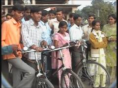 नाशिकच्या आदिवासी विभागाने विद्यार्थ्यांच्या सायकली परत घेतल्या !