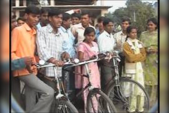 नाशिकच्या आदिवासी विभागाने विद्यार्थ्यांच्या सायकली परत घेतल्या !