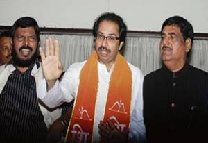 महायुतीत 'टाळी' अन् 'टाळ मृदुंग' !