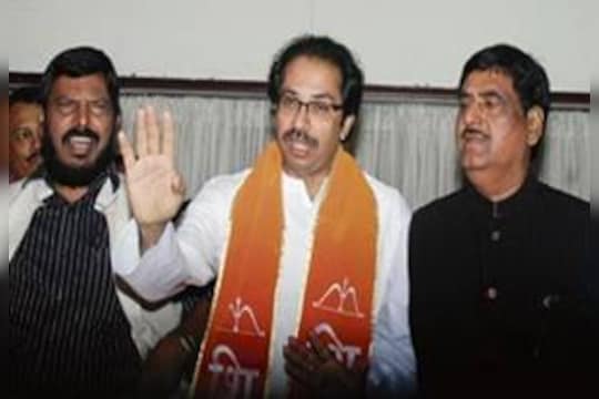 महायुतीत 'टाळी' अन् 'टाळ मृदुंग' !