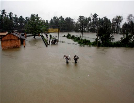 ओडिशा-आंध्रला वादळी पावसाचा तडाखा, 30 जणांचा मृत्यू