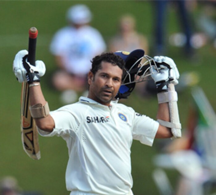 20 वर्ष भारतासाठी क्रिकेट खेळल्यानंतर 2012मध्ये एकदिवसीय क्रिकेटमधून तर 2013मध्ये कसोटीमधून सचिनने निवृत्ती घेतली. मात्र आजही सचिनचे चाहते जगाच्या कानाकोपऱ्यात आहेत. 